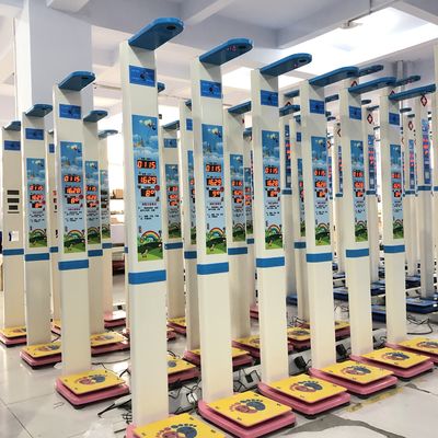 Scala avanzata per sedie per bambini per un monitoraggio accurato dell'altezza e del peso negli ospedali