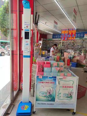 Centro medico, scala di altezza e peso ad ultrasuoni bianchi con display multilingue