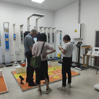 Conveniente macchina per l'esame medico sanitario con peso ≤ 300 kg e touch screen