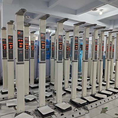 Centro medico, scala di altezza e peso ad ultrasuoni bianchi con display multilingue
