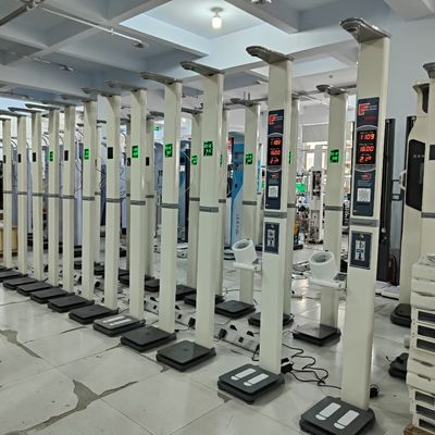 Scala di altezza e peso medica ad ultrasuoni con analizzatore di grasso corporeo e pressione sanguigna