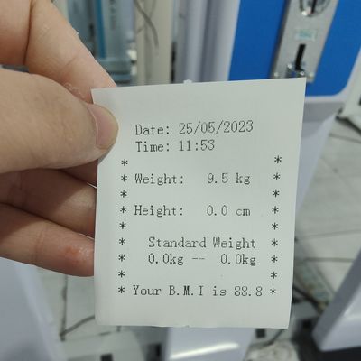 Scala in acciaio medico per la misurazione dell'altezza e del peso in un centro commerciale a monete