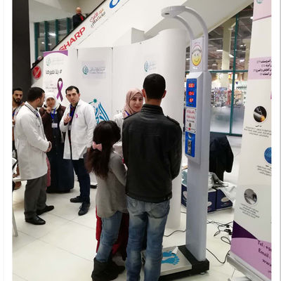 Scala in acciaio medico per la misurazione dell'altezza e del peso in un centro commerciale a monete