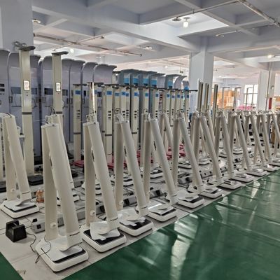 Scala medica con intervallo di misurazione dell'altezza da 0 a 200 cm e analisi facoltativa del grasso corporeo