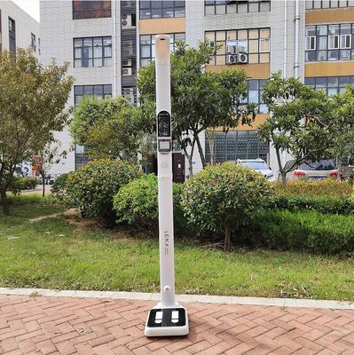 Analisi della composizione corporea e misurazione della temperatura con una bilancia digitale