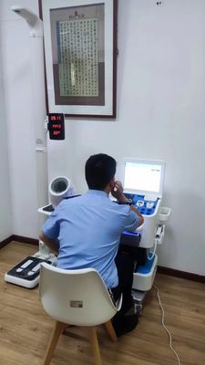 15 pollici touch screen multifunzionale Health Checkup Kiosk con BIM Body Height Weight Scale