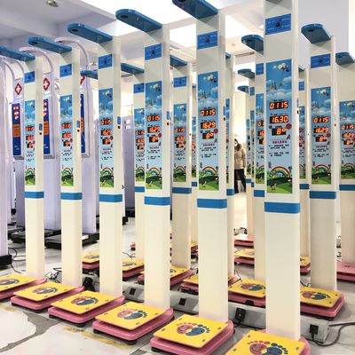 Scala avanzata per sedie per bambini per un monitoraggio accurato dell'altezza e del peso negli ospedali