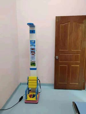 Scala avanzata per sedie per bambini per un monitoraggio accurato dell'altezza e del peso negli ospedali