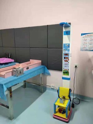 Scala avanzata per sedie per bambini per un monitoraggio accurato dell'altezza e del peso negli ospedali