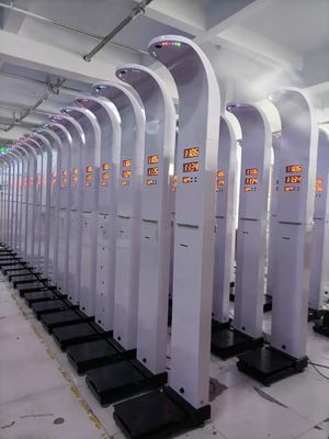 Scala di farmacia con moneta precisa per misure di altezza e peso Lingua tailandese