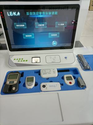 Chiosco di telemedicina a schermo LCD HD per il controllo della salute del corpo e il monitoraggio della pressione sanguigna