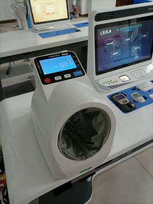 Chiosco di telemedicina a schermo LCD HD per il controllo della salute del corpo e il monitoraggio della pressione sanguigna