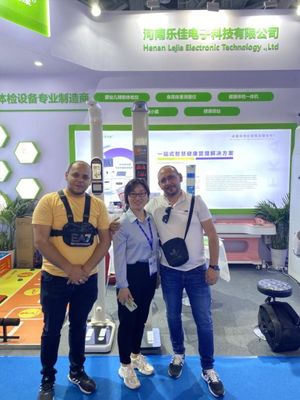 Scala di peso per altezza e peso medica ad ultrasuoni con G.W. di 45 kg e alimentazione da 100-240 V