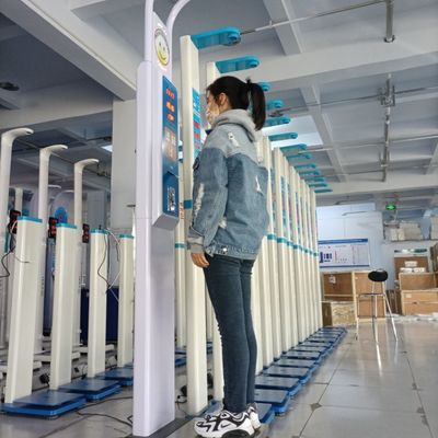 Macchina di misura dell'altezza e del peso per valutazioni mediche accurate