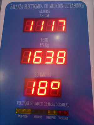 Macchina di misura dell'altezza e del peso per valutazioni mediche accurate